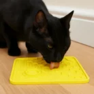 LIC-LM9808YL-CR-cat-licking-lickimat