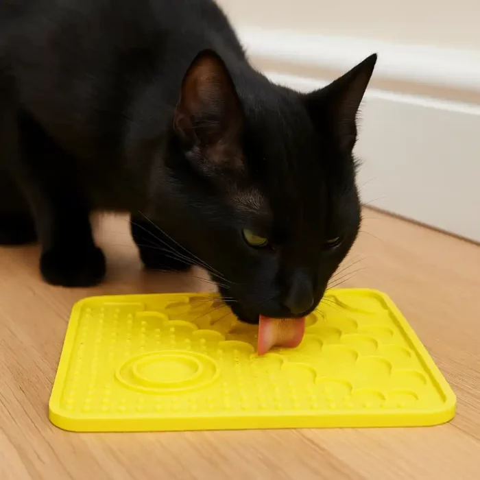 LIC-LM9808YL-CR-cat-licking-lickimat
